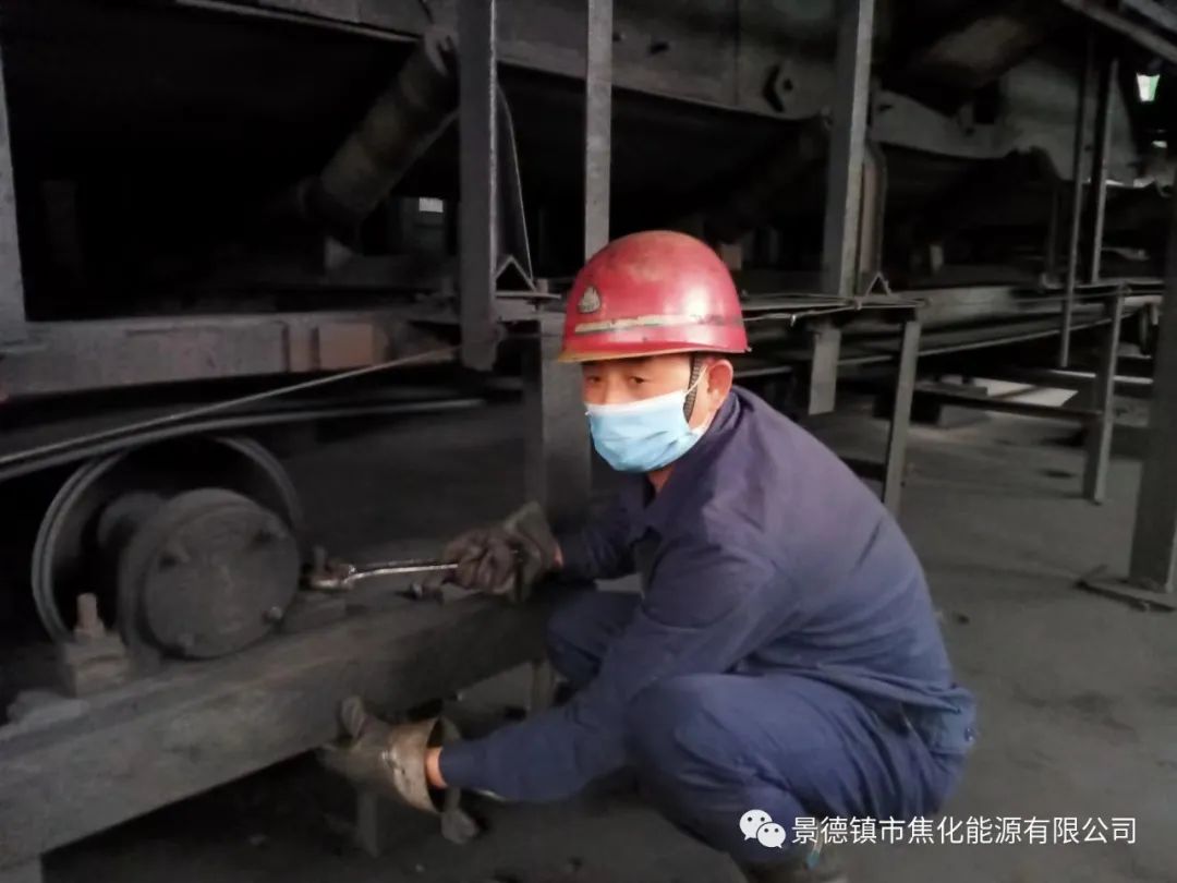 “老線這邊人手不夠，你們那邊有誰(shuí)可以過(guò)來(lái)支援？”“好的，我馬上來(lái)。”聽(tīng)到這個(gè)消息時(shí)，羅國(guó)安剛剛結(jié)束新線的維修工作，但他二話不說(shuō)，立即拿起維修包，投入到老線的維修工作當(dāng)中。每天工作10小時(shí)以上已經(jīng)成為抗疫期間的常態(tài)，雖然身體很疲憊，但是他沒(méi)有任何怨言，“確實(shí)很辛苦、很累，但現(xiàn)在正是特殊時(shí)期，只有保障公司生產(chǎn)經(jīng)營(yíng)“不斷檔”，我們生活才能“不斷線”，恰恰我所在的運(yùn)輸廠就是承擔(dān)著焦炭煤炭運(yùn)輸?shù)闹匾氊?zé)，所以我更應(yīng)該恪盡職守，保障好這些設(shè)備的穩(wěn)定運(yùn)行。”.jpg